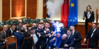 Kaos, përplasje fizike dhe flakadanë….seanca plenare përmes fotove