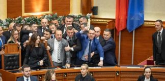 A rrëzohet Rama me dhunë