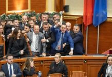 PS kërkon përjashtimin e 29 deputetëve të PD, shtyhen ‘ndëshkimet’ për kaosin në Kuvend! Bardhi: Doni të fshini opozitën