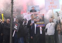 SPAK kërkon arrestimin e Ballukut, Partia ‘Mundësia’ protestë me tymuese para Kuvendit: Pa drejtësi, s’ka BE