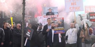 SPAK kërkon arrestimin e Ballukut, Partia ‘Mundësia’ protestë me tymuese para Kuvendit: Pa drejtësi, s’ka BE
