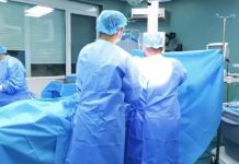 Mjekët e Spitalit të Traumës kryejnë me sukses ndërhyrjen kirurgjikale te pacienti 23-vjeçar