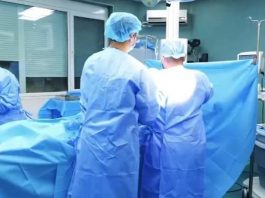 Mjekët e Spitalit të Traumës kryejnë me sukses ndërhyrjen kirurgjikale te pacienti 23-vjeçar