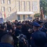 Nis protesta e ‘Shqipëria Bëhet’ para kryeministrisë, aktivistët përplasje me policinë