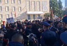 Nis protesta e ‘Shqipëria Bëhet’ para kryeministrisë, aktivistët përplasje me policinë