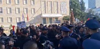 Nis protesta e ‘Shqipëria Bëhet’ para kryeministrisë, aktivistët përplasje me policinë