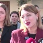 Gazetarët i kujtojnë që është live, Prefektja e Shkodrës ngatërrohet me urimin për Krishtlindje: Dhe njëherë prej fillimi ju lutem