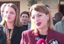 Gazetarët i kujtojnë që është live, Prefektja e Shkodrës ngatërrohet me urimin për Krishtlindje: Dhe njëherë prej fillimi ju lutem