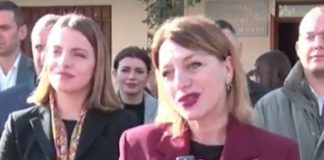 Gazetarët i kujtojnë që është live, Prefektja e Shkodrës ngatërrohet me urimin për Krishtlindje: Dhe njëherë prej fillimi ju lutem