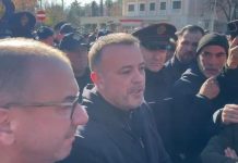 Drejtori i Ujësjellësit takon protestuesit në Vlorë: Në mesnatë rinis furnizimi me ujë! Banorët: Po nuk mbajte fjalën, do vijojmë me protestat