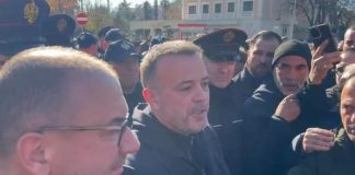 Drejtori i Ujësjellësit takon protestuesit në Vlorë: Në mesnatë rinis furnizimi me ujë! Banorët: Po nuk mbajte fjalën, do vijojmë me protestat