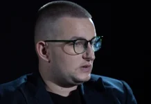 Hoxhalli, si një student arti manipuloi institucionet shqiptare duke u prezantuar si mbesa e kryeministrit