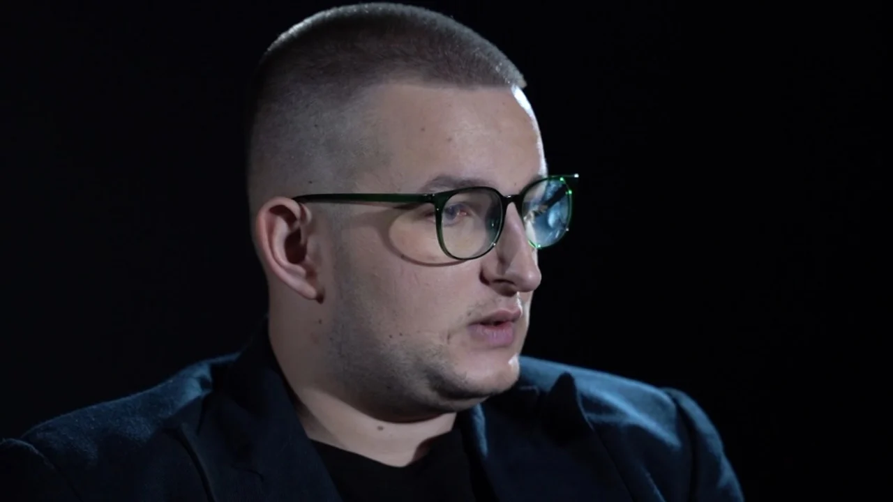 Hoxhalli  si një student arti manipuloi institucionet shqiptare duke u prezantuar si mbesa e kryeministrit