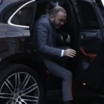 Murrizi nxjerr foton e Bardhit duke zbritur nga makina në Kuvend: Pika që s’ju bie, rrini edhe në sediljen mbrapa të dukeni të rëndësishëm