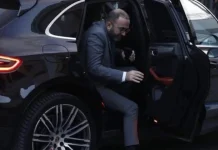 Murrizi nxjerr foton e Bardhit duke zbritur nga makina në Kuvend: Pika që s’ju bie, rrini edhe në sediljen mbrapa të dukeni të rëndësishëm