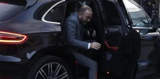 Murrizi nxjerr foton e Bardhit duke zbritur nga makina në Kuvend: Pika që s’ju bie, rrini edhe në sediljen mbrapa të dukeni të rëndësishëm