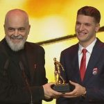 “Lojtari i Vitit” te Kombëtarja zgjidhet Gjimshiti, Rama i jep çmimin dhe nuk i kursen batutat: E fute Lorik Canën te pensionistët