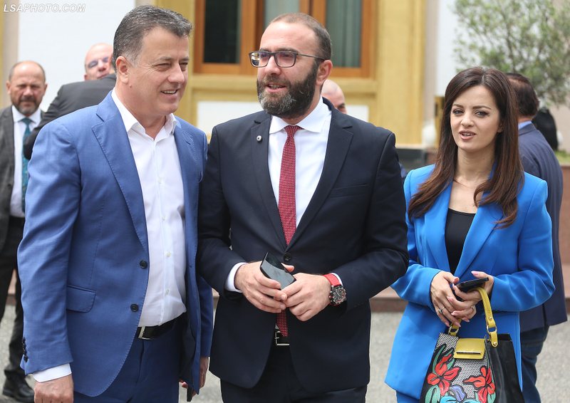 pd-ne-kolaps-gazetari-kaluam-nga-partia-e-ridvan-bodes-e-majlinda-bregut-te-na-genjeu-rama-per-te-firmosur