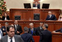 FOTOLAJM/ Gjithçka po ecte në rregull derisa në foltore doli… Berisha