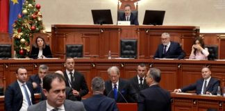 FOTOLAJM/ Gjithçka po ecte në rregull derisa në foltore doli… Berisha