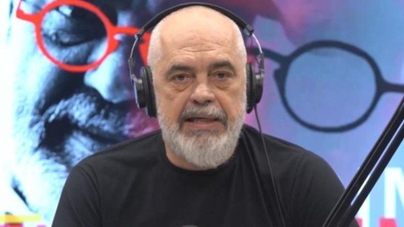 Rama  Në Kryeministri erdhën disa trimosha të BKH së  nuk donin ta linin patllaken tek dera sipas rregullores së Gardës së Republikës