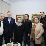 Balla dhe Manastirliu vizitë në familjen Shkurti: Gjyshe Naxhija dhe gjysh Hatipi sapo kanë marrë bonusin e fundvitit