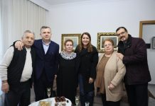 Balla dhe Manastirliu vizitë në familjen Shkurti: Gjyshe Naxhija dhe gjysh Hatipi sapo kanë marrë bonusin e fundvitit