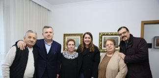 Balla dhe Manastirliu vizitë në familjen Shkurti: Gjyshe Naxhija dhe gjysh Hatipi sapo kanë marrë bonusin e fundvitit