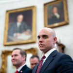 Kush është “zbatuesi hije” i Shtëpisë së Bardhë me ndikim të jashtëzakonshëm te Trump