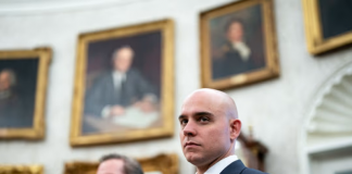 Kush është “zbatuesi hije” i Shtëpisë së Bardhë me ndikim të jashtëzakonshëm te Trump