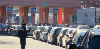 Kthimi i shqiptarëve për festat e fundvitit, radhë të gjata në Qafë Thanë