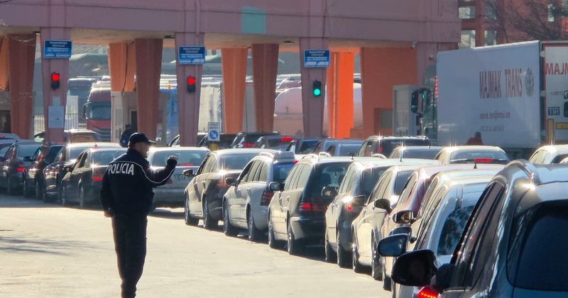 Kthimi i shqiptarëve për festat e fundvitit  radhë të gjata në Qafë Thanë