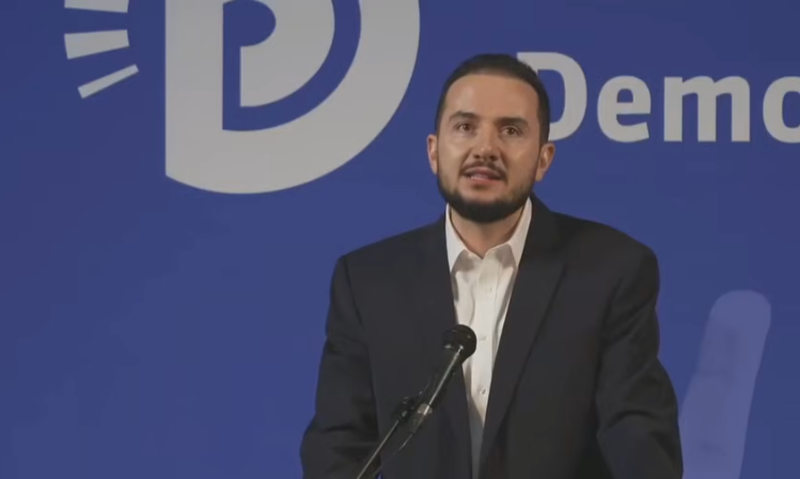 Salianji thumbon Berishën nga Elbasani   Të gjithë të ngjitur pas karriges  si ajo pas këpucës  