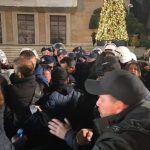 E FUNDIT/ Përplasje me policinë te kryeministria, i thyhet këmba një protestuesi! Tension te Lapaj