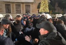E FUNDIT/ Përplasje me policinë te kryeministria, i thyhet këmba një protestuesi! Tension te Lapaj