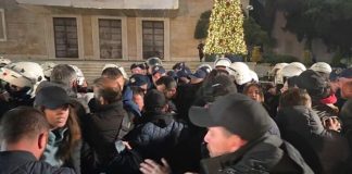 E FUNDIT/ Përplasje me policinë te kryeministria, i thyhet këmba një protestuesi! Tension te Lapaj
