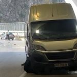 Aksident në “Rrugën e Arbrit”, një makinë përplaset me furgonin