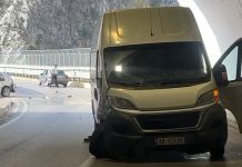 Aksident në “Rrugën e Arbrit”, një makinë përplaset me furgonin