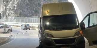 Aksident në “Rrugën e Arbrit”, një makinë përplaset me furgonin