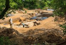 Zbulimi që çorienton rrotullën e historisë, arkeologët britanikë zbulojnë vendin që vërteton se paraardhësit tanë krijuan “çakmakun” 350 mijë vite para se çmendonin shkencëtarët