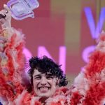 Nemo kthen trofeun e Eurovisionit në shenjë proteste ndaj pjesëmarrjes së Izraelit