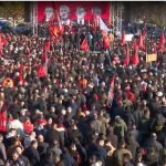 Protesta në Shkup/ Qindra mijëra qytetarë në mbrojtje të ish-krerëve të UÇK-së, brohorasin “Hashim Thaçi”
