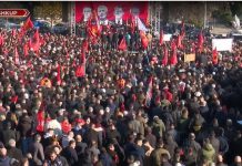 Protesta në Shkup/ Qindra mijëra qytetarë në mbrojtje të ish-krerëve të UÇK-së, brohorasin “Hashim Thaçi”