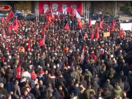 Protesta në Shkup/ Qindra mijëra qytetarë në mbrojtje të ish-krerëve të UÇK-së, brohorasin “Hashim Thaçi”