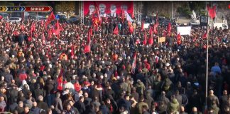 Protesta në Shkup/ Qindra mijëra qytetarë në mbrojtje të ish-krerëve të UÇK-së, brohorasin “Hashim Thaçi”