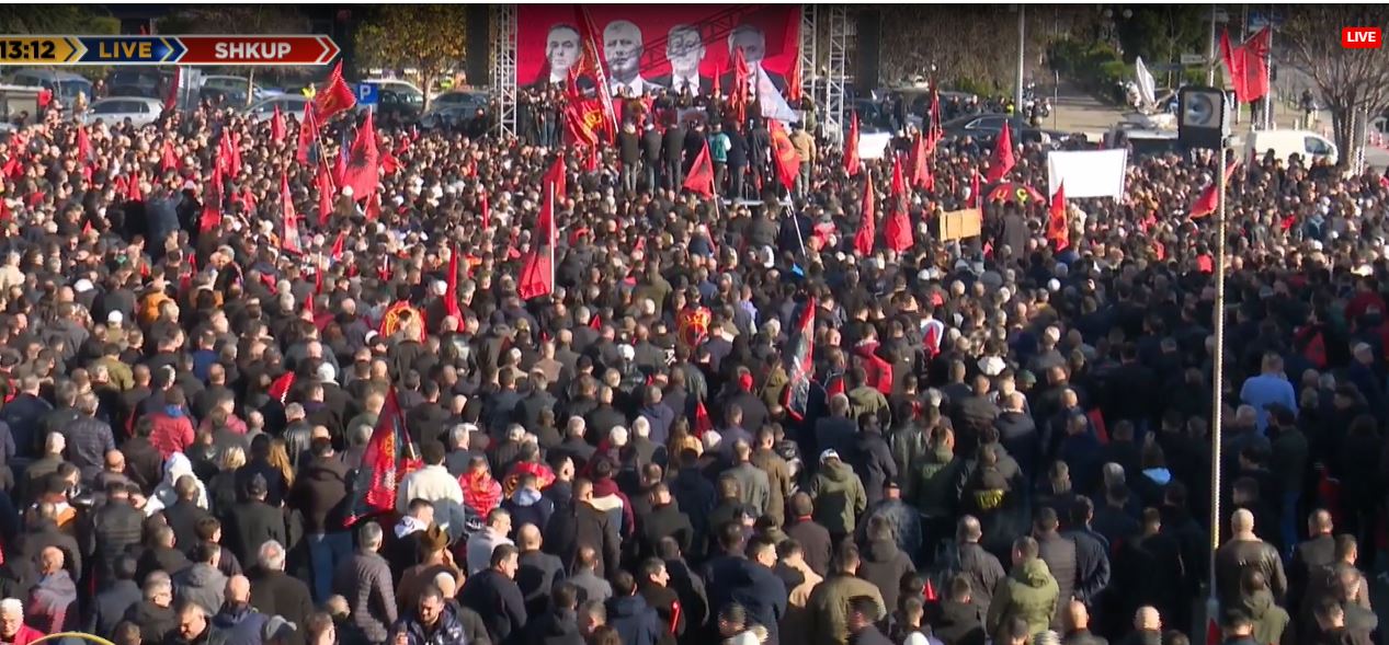 Protesta në Shkup  Qindra mijëra qytetarë në mbrojtje të ish krerëve të UÇK së  brohorasin  Hashim Thaçi 