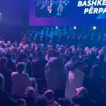 Mbyllet mitingu i PDK-së në Kosovë, pjesëmarrësit “shpërthejnë” në brohoritma për UÇK-në dhe Thaçin