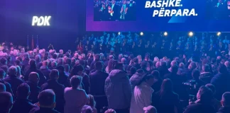 Mbyllet mitingu i PDK-së në Kosovë, pjesëmarrësit “shpërthejnë” në brohoritma për UÇK-në dhe Thaçin