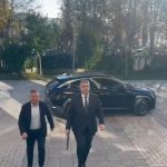 Mbërrin në ambientet e KLP kandidati i parë Adnan Xholi