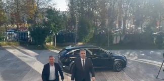 Mbërrin në ambientet e KLP kandidati i parë Adnan Xholi